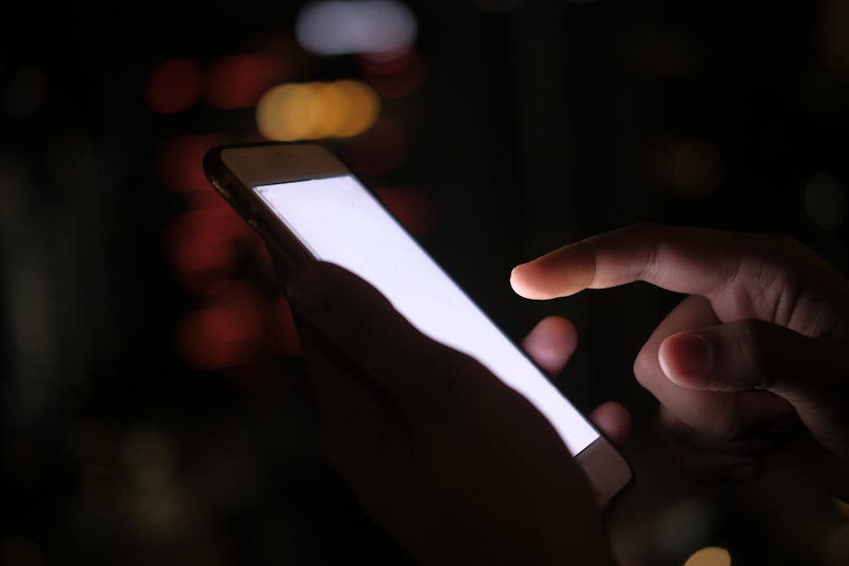Mani che tengono uno smartphone moderno